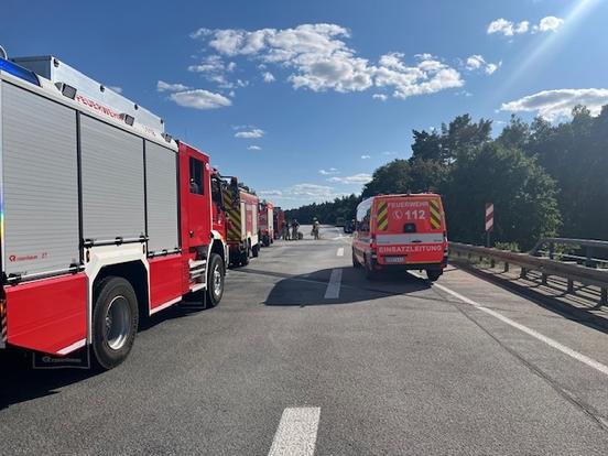 Fahrzeuge der BF auf Autobahn
