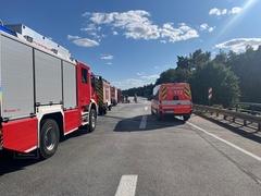 Fahrzeuge der BF auf Autobahn