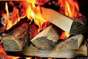 Ein kleiner Holzhaufen brennt