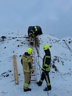 Arbeiten am Berg mit Leiter und Seilen