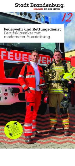 2 Mitarbeiter der Feuerwehr vor einem Fahrzeug