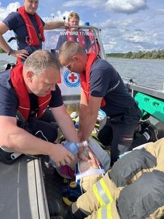 Medizinische Hilfe im Boot zur Übung