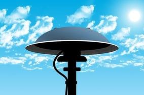 Sirene vor blauem Himmel.