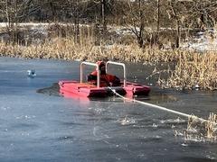 Feuerwehrmann mit Eisretter im Wasser