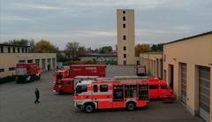 Feuerwehrfahrzeuge im Innenhof