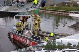 3 er Bild vom Feuerwehrboot auf dem Wasser sowie Feuerwehrmänner darauf