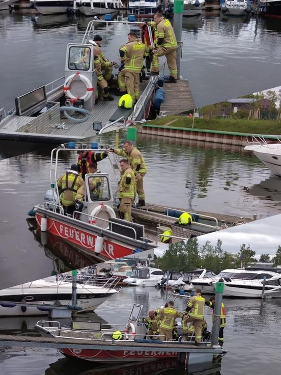 3 er Bild vom Feuerwehrboot auf dem Wasser sowie Feuerwehrmänner darauf