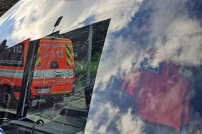 Beschädigte Windschutzscheibe am Rettungswagen