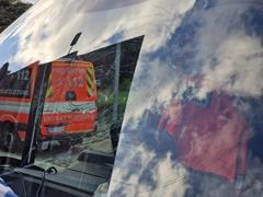Beschädigte Windschutzscheibe am Rettungswagen