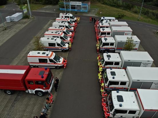 Bild von oben auf die Katastrophenschutzfahrzeuge und der Besetzung