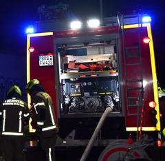 Löschfahrzeug im dunkeln