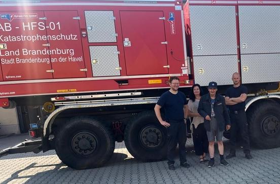 Gruppenbild vor einem Fahrzeug