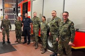 Gruppenbild in der Fahrzeughalle