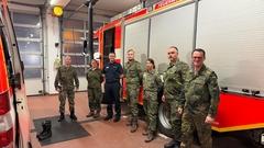 Gruppenbild in der Fahrzeughalle