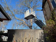 Korb der Drehleiter über einer Mauer