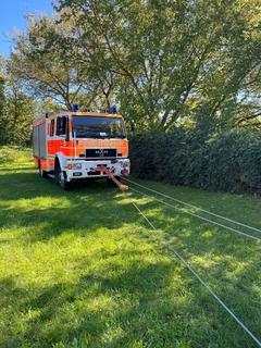 Feuerwehrfahrzeug mit Zugseile