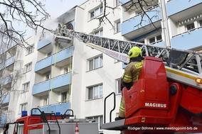 Drehleiter steht vor einem Haus