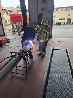 Feuerwehrmänner üben mit dem Plasmaschneidgerät in der Werkstatt