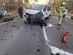 Feuerwehrmann und Polizei vor Auto