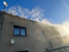 Hauswand mit extrem viel Rauch