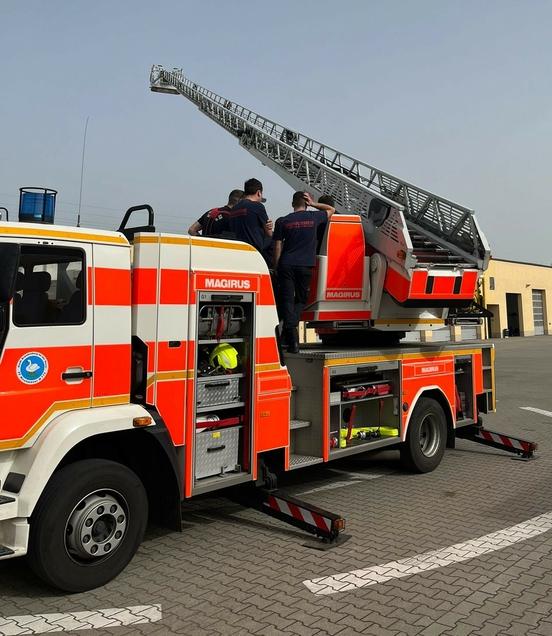 Feuerwehrmänner auf einer Drehleiter