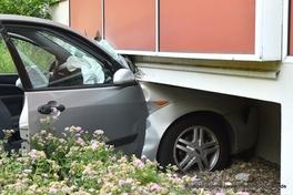 Auto eingeklemmt unter Balkon