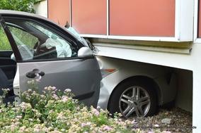 Auto eingeklemmt unter Balkon