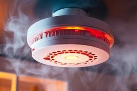 Rauchmelder leuchtet rot und es ist Rauch vorhanden