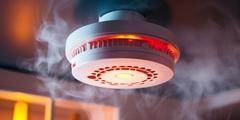 Rauchmelder leuchtet rot und es ist Rauch vorhanden
