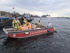 Rettungsboot der Feuerwehr mit 3 Mann Besatzung auf dem Wasser