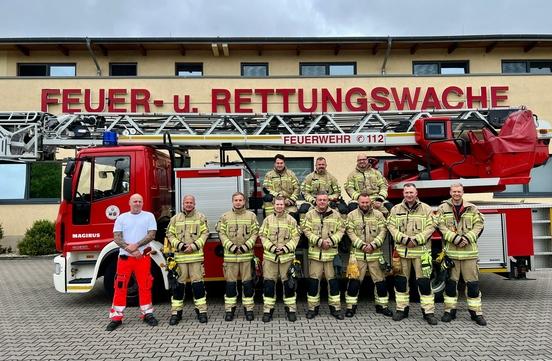 Mannschaftsfoto der 2. Wachabteilung vor der Feuerwehr