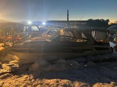 Sonnenaufgang und Schaumteppich auf dem Wasser