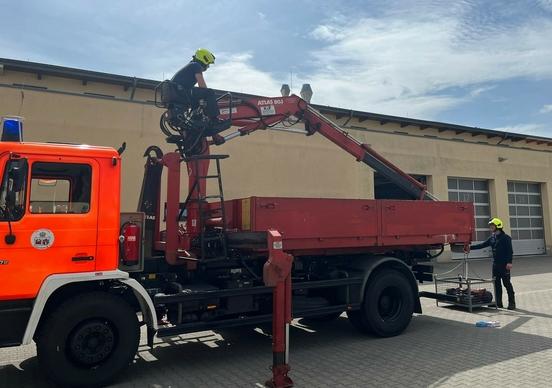 Einsatzkräfte üben am Wechselladerfahrzeug