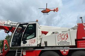 Hubschrauber und Kran