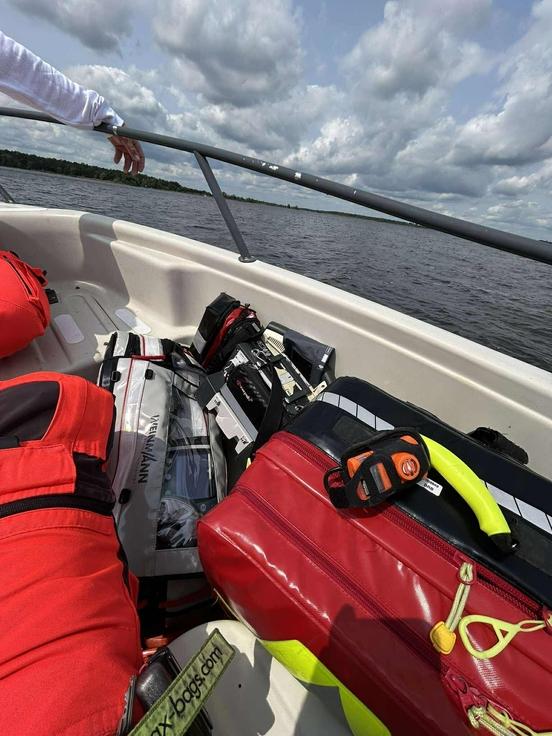 Blick aus dem Rettungsboot auf das Wasser