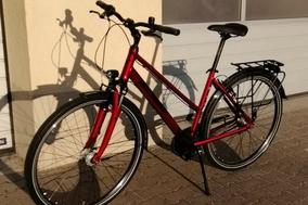 Ein rotes Fahrrad