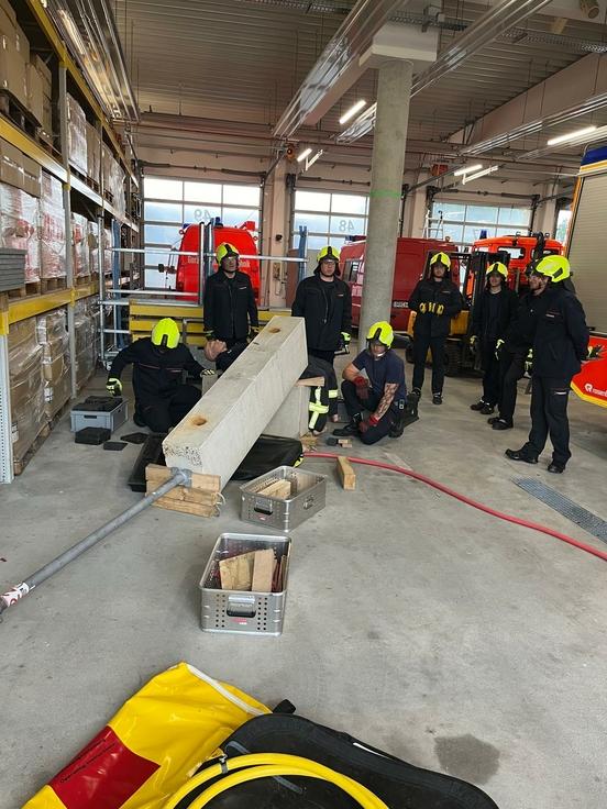 Feuerwehrmänner arbeiten an Betonblöcken
