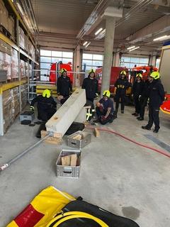 Feuerwehrmänner arbeiten an Betonblöcken