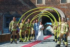 Mitarbeiter stehen Spalier mit Schläuche