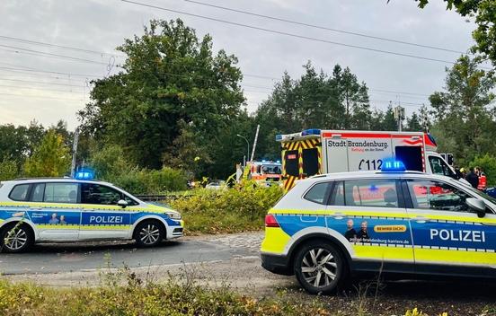Zwei Polizeiautos und ein RTW