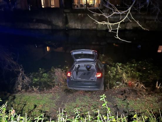 Auto steht im Wasser. Heckklappe steht offen.