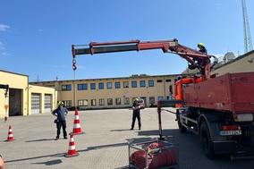 Kran der Feuerwehr im Innenhof der Wache