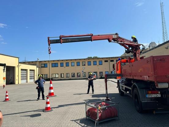 Kran der Feuerwehr im Innenhof der Wache