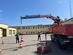 Kran der Feuerwehr im Innenhof der Wache