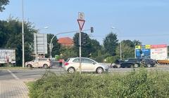 Kreuzung mit defekten Autos nach Unfall