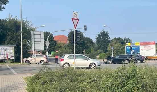 Kreuzung mit defekten Autos nach Unfall