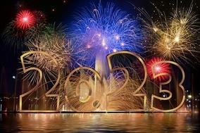Silvesterbild 2023. Im Hintergrund explodieren Raketen. Im Vordergrund steht die Zahl 2023