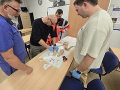 Üben mit dem Bohrer an einer Kinder-Puppe