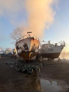 zwei Boote nebeneinander, das linke qualmt