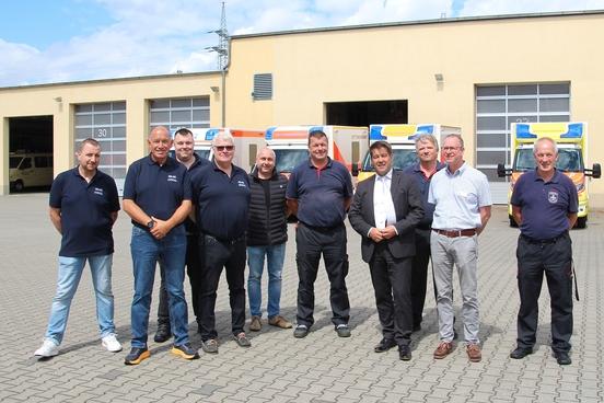 Gruppenfoto mit Vertretern der Stadt, Feuerwehr und Fa. Haas